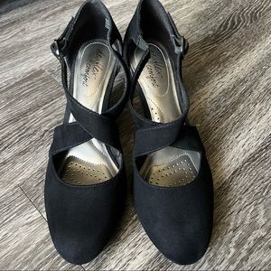 Dexflex Comfort Women’s Macie Cross Strap Pump Size 8W